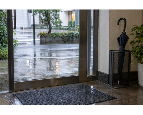 雨の日は、入口の足元にも。