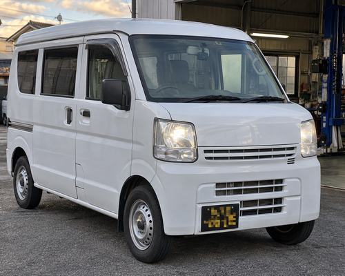 仕事用に整えた白い軽貨物配送用の軽バン