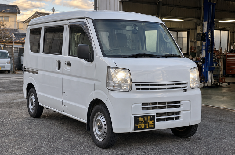 仕事用に整えた白い軽貨物配送用の軽バン