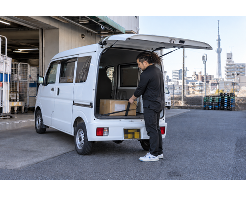 墨田区から八王子へ。1件チャーター便のご案内に関連する軽貨物配送の作業風景