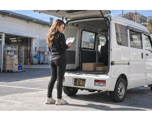 【町田市9:00着車】土日祝の企業配送スポットに関連する軽貨物配送の作業風景