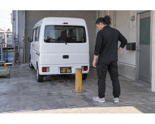 バックするときは、見えない場所を残さないに関連する軽貨物配送の作業風景