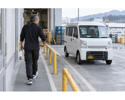祝日の配送、営業車の出入りだけで判断しないに関連する軽貨物配送の作業風景