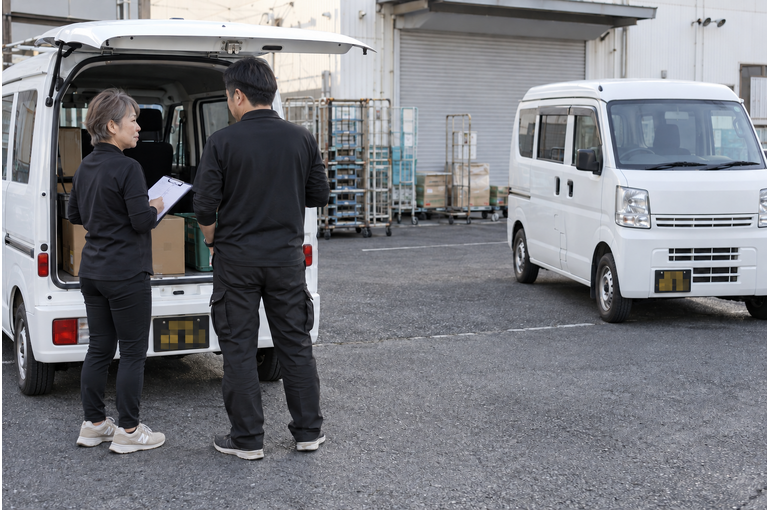 同業のドライバーさんも。平日企業配送のスポット募集に関連する軽貨物配送の作業風景
