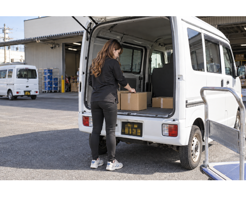 土日祝だけの予定でも。町田市の企業配送スポットに関連する軽貨物配送の作業風景
