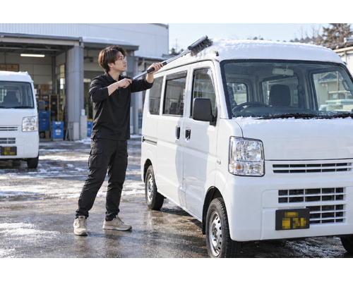 軽バンの屋根の雪も、走り出す前にに関連する軽貨物配送の作業風景