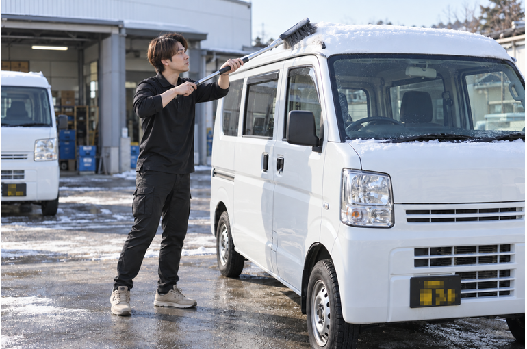 軽バンの屋根の雪も、走り出す前にに関連する軽貨物配送の作業風景