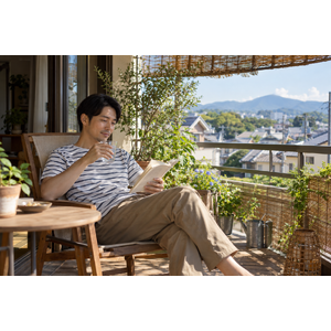 休日に読書をしながら休息する男性