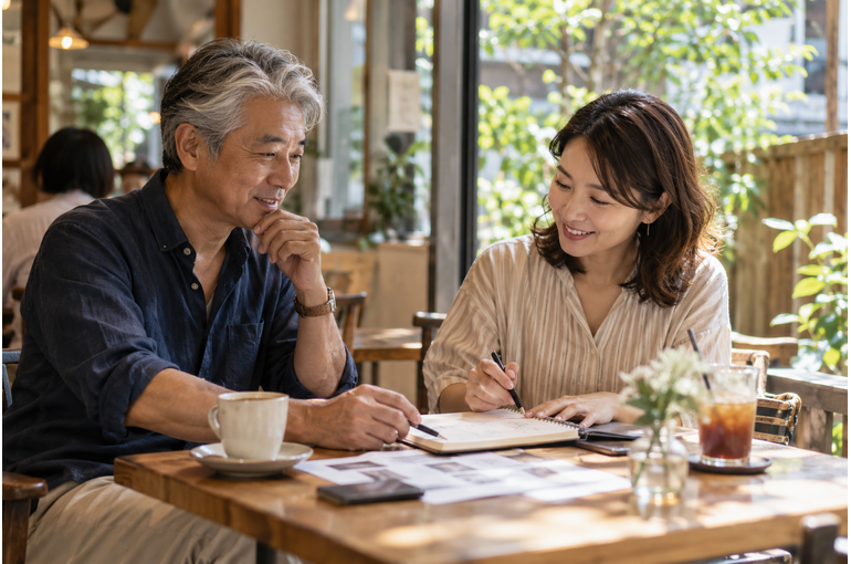 9月の働き方を相談する男女