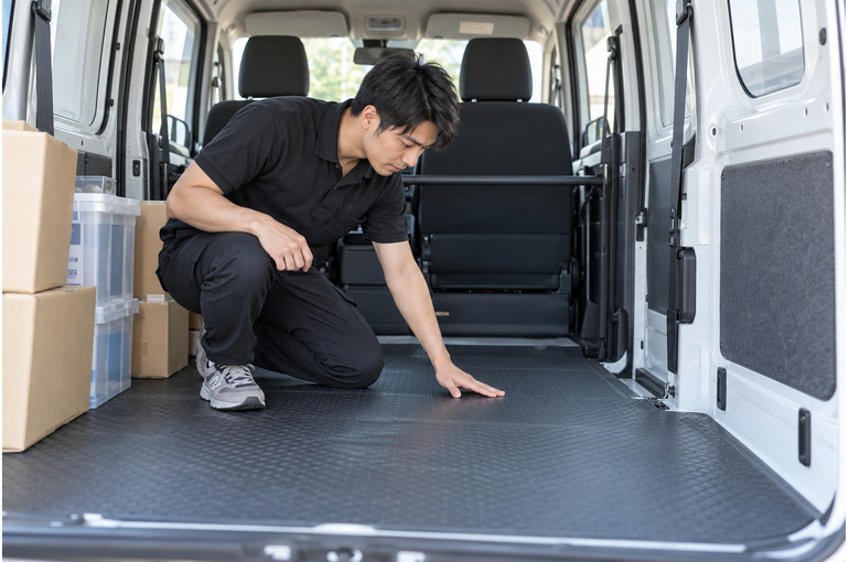 箱が少ない便も固定を丁寧に。チャーター便の荷室づくり
