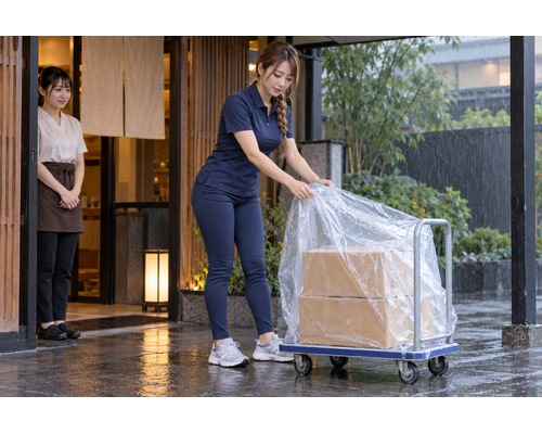 雨の日の荷物、台車の上だけでなく足元にも目配りを
