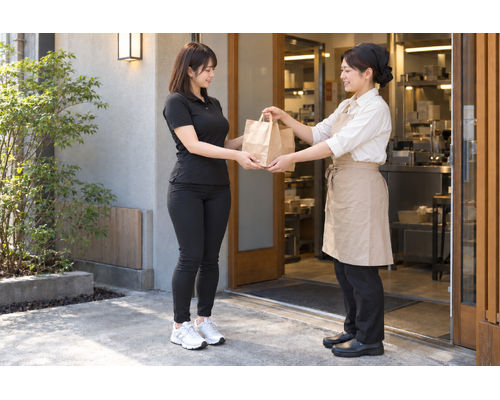 大田区のお弁当配送。食事を待つ方へ丁寧な受け渡しを