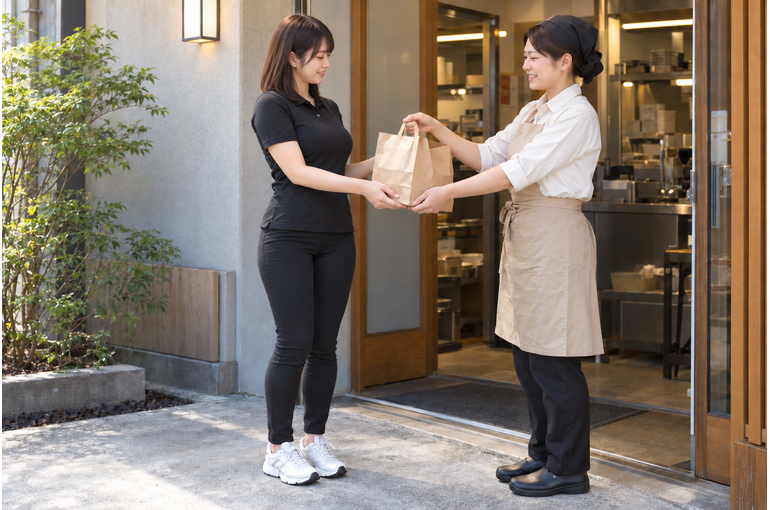 大田区のお弁当配送。食事を待つ方へ丁寧な受け渡しを