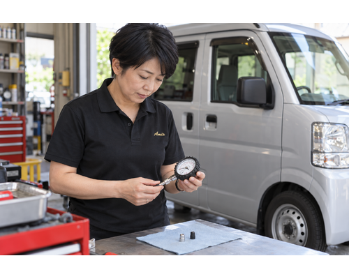 点検道具を確認する女性ドライバー