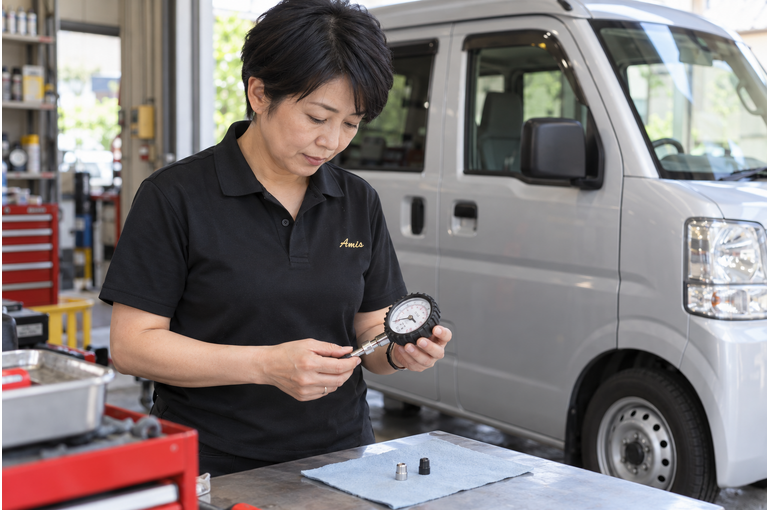 点検道具を確認する女性ドライバー