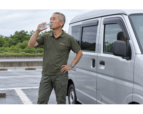 長距離運行の休憩中に水分を取る男性