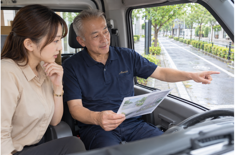 停車した車内で交通ルールの資料を確認する男性