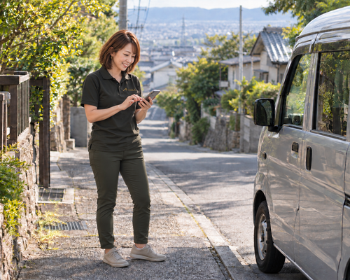 安全な場所で配達先の地図を確認する女性