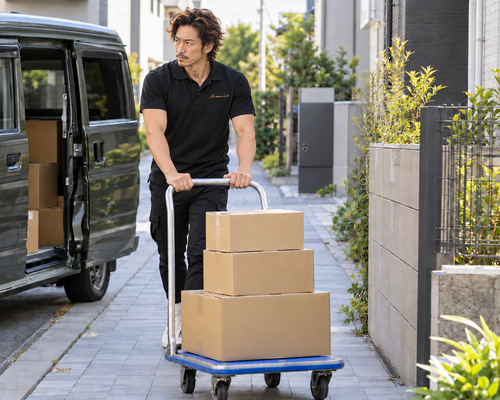 相模原市の住宅街で荷物を運ぶ男性ドライバー