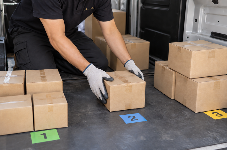 荷室の中で配送する荷物を分類する手元