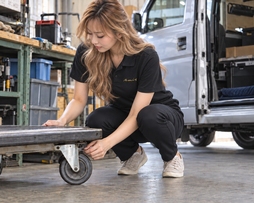 配送用の台車の状態を確認する女性