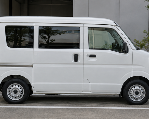 施設の指定区画に停車する軽貨物車の側面